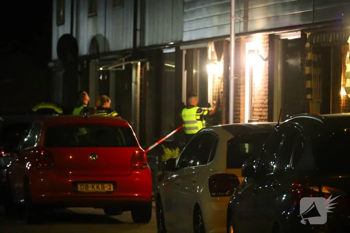 Gat in voordeur door explosie