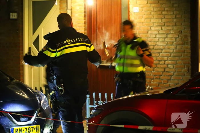 Gat in voordeur door explosie