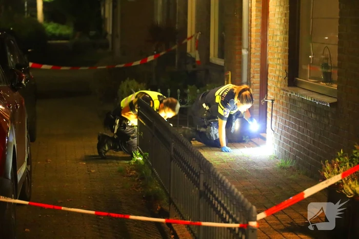 Gat in voordeur door explosie