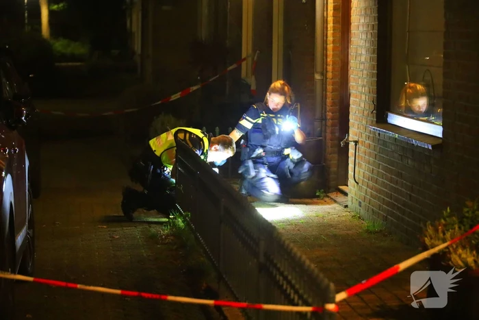 Gat in voordeur door explosie