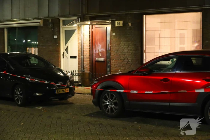 Gat in voordeur door explosie