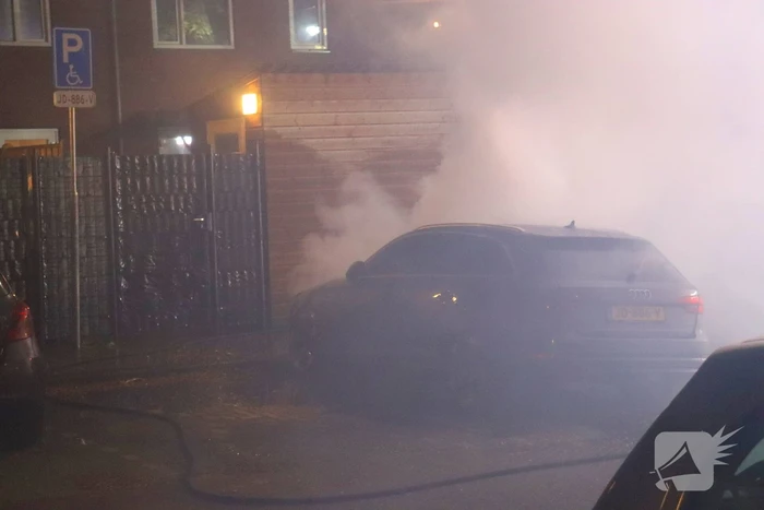 Geparkeerde personenauto totaal verwoest door brand