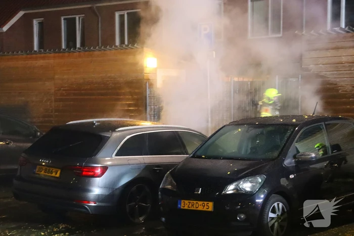 Geparkeerde personenauto totaal verwoest door brand