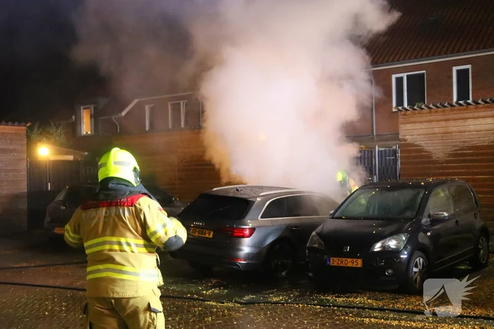 Geparkeerde personenauto totaal verwoest door brand