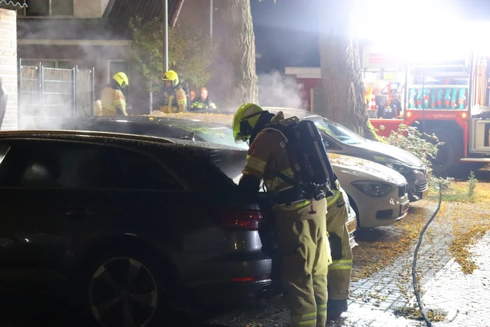 Geparkeerde personenauto totaal verwoest door brand