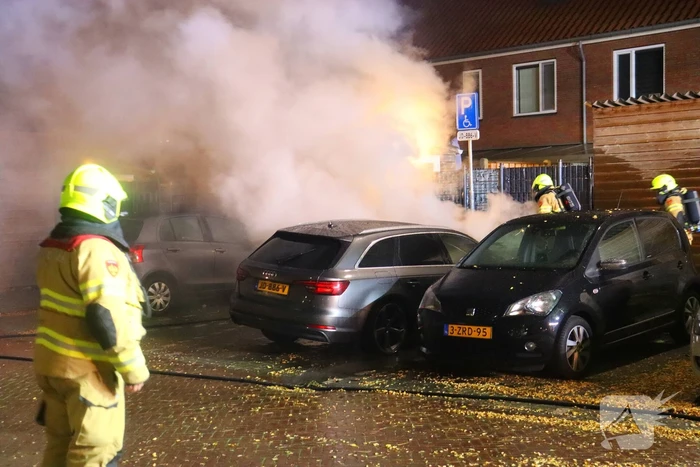 Geparkeerde personenauto totaal verwoest door brand