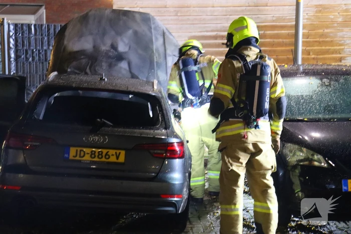 Geparkeerde personenauto totaal verwoest door brand