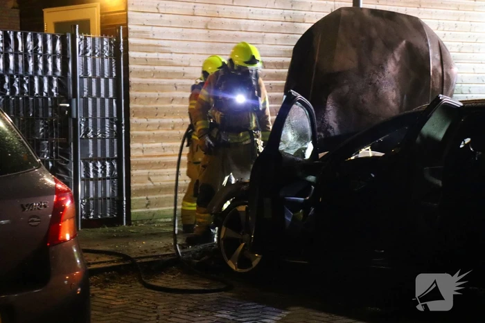 Geparkeerde personenauto totaal verwoest door brand