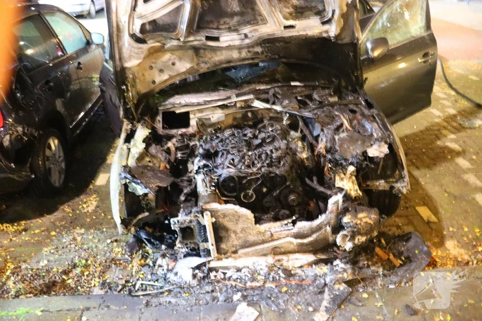 Geparkeerde personenauto totaal verwoest door brand