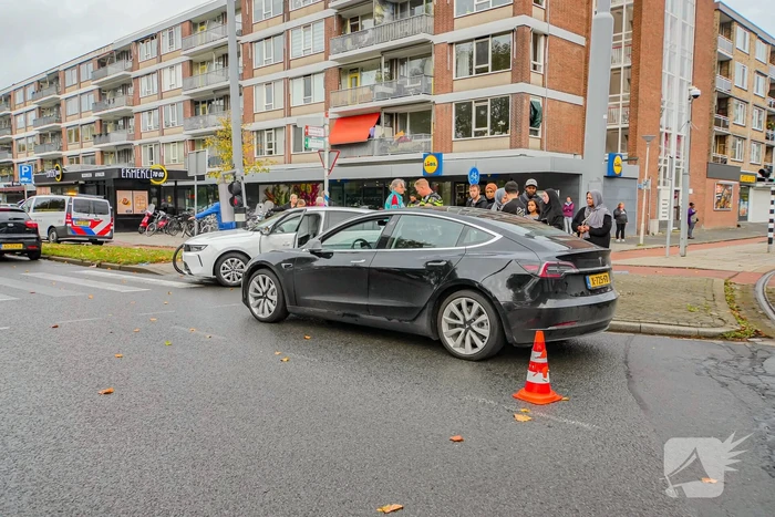 Veel schade bij aanrijding tussen twee voertuigen