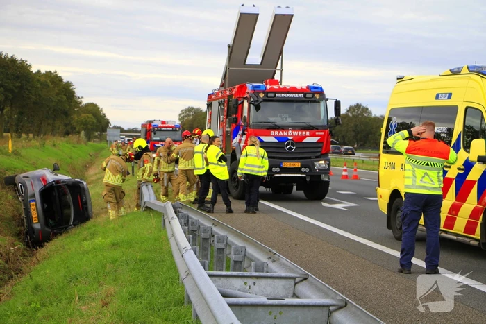 Personenauto belandt op de zijkant in sloot
