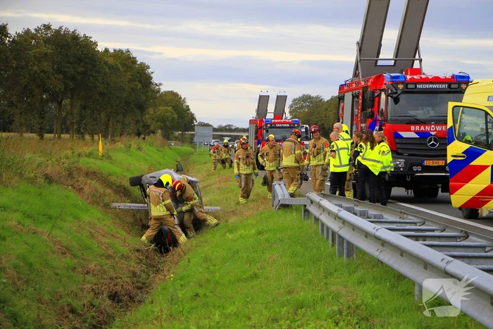 Personenauto belandt op de zijkant in sloot