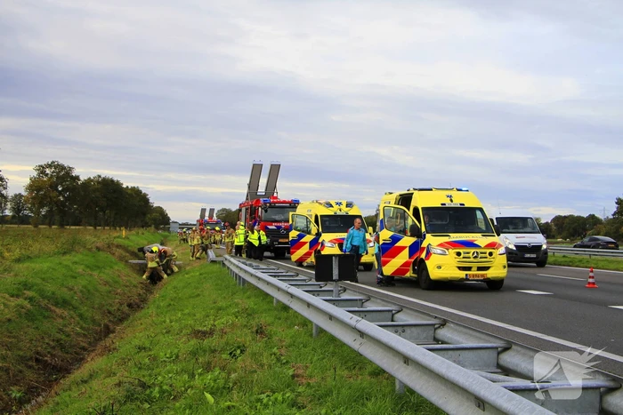 Personenauto belandt op de zijkant in sloot