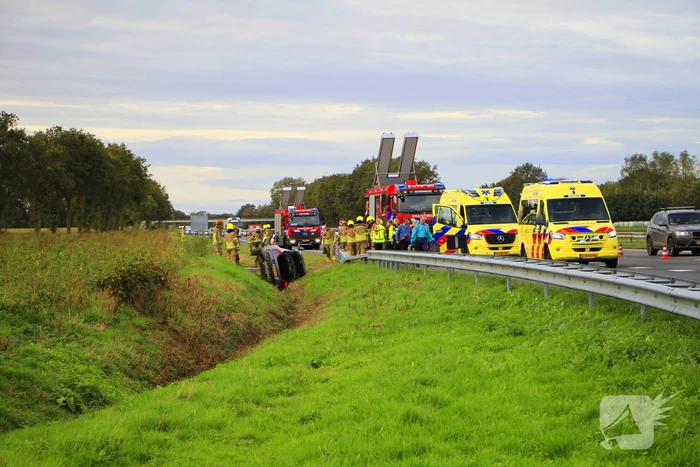 Personenauto belandt op de zijkant in sloot