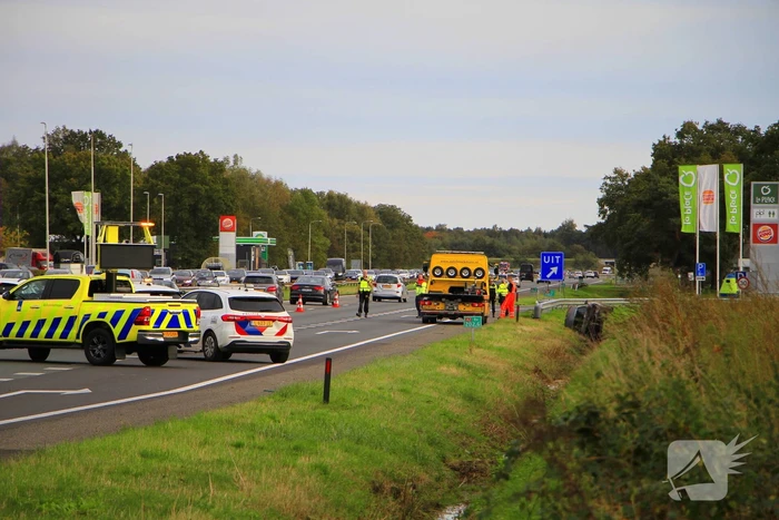 Personenauto belandt op de zijkant in sloot