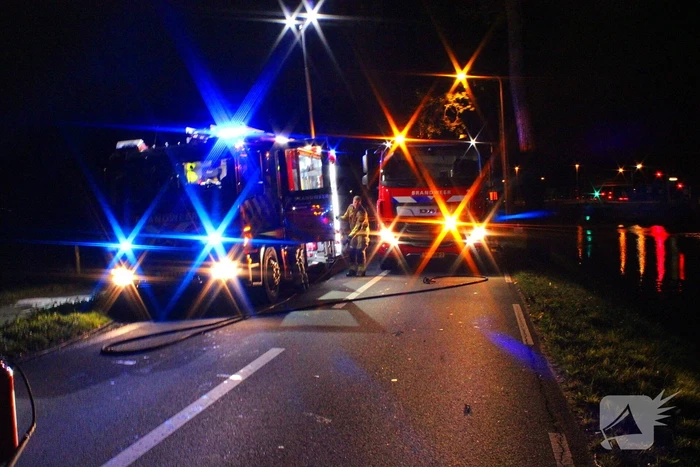 Brand onder motorkap van auto tijdens het rijden