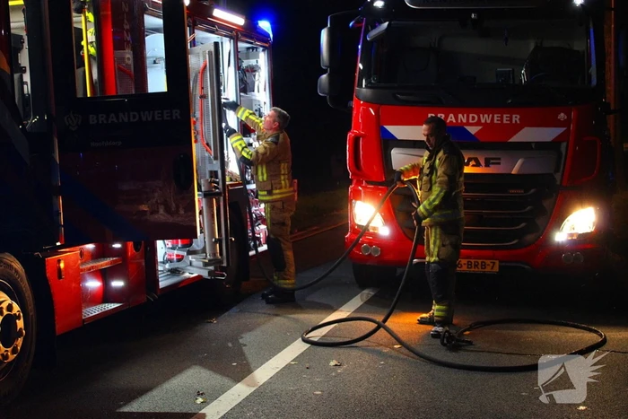 Brand onder motorkap van auto tijdens het rijden