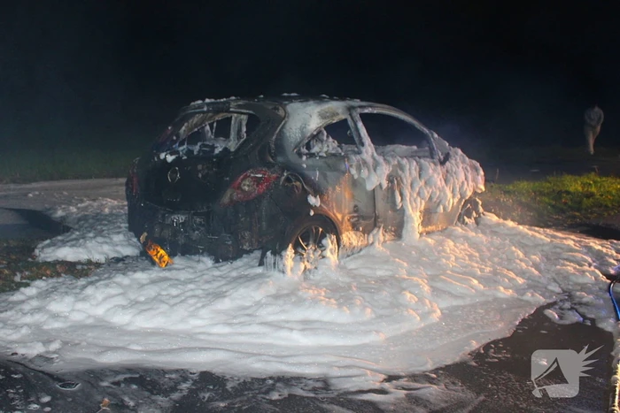 Brand onder motorkap van auto tijdens het rijden