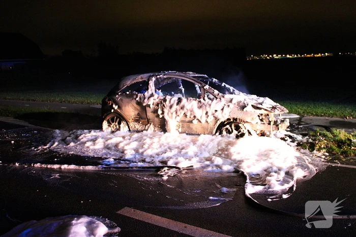 Brand onder motorkap van auto tijdens het rijden