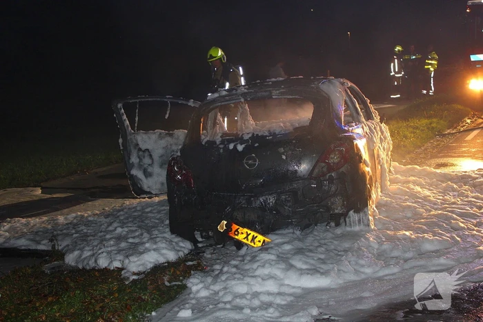 Brand onder motorkap van auto tijdens het rijden