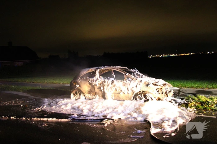 Brand onder motorkap van auto tijdens het rijden