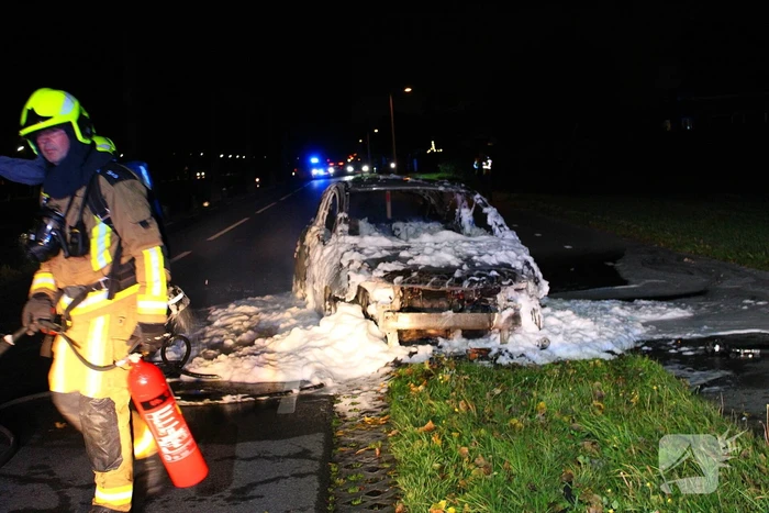 Brand onder motorkap van auto tijdens het rijden