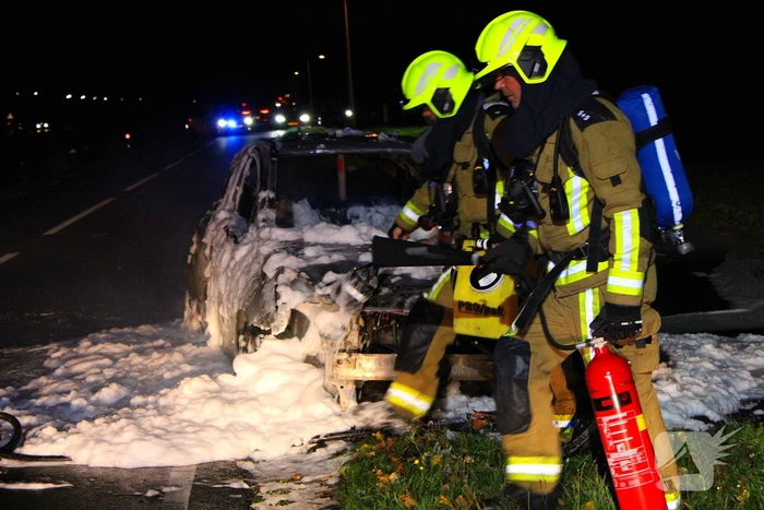 Brand onder motorkap van auto tijdens het rijden