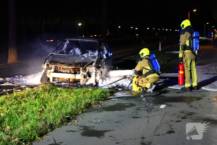 Brand onder motorkap van auto tijdens het rijden