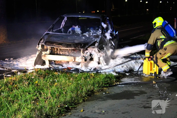 Brand onder motorkap van auto tijdens het rijden