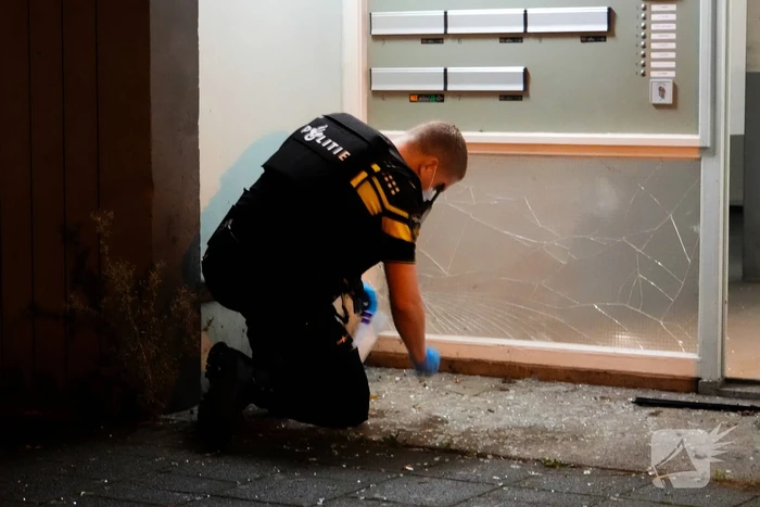 Politie doet onderzoek naar explosie bij portiek
