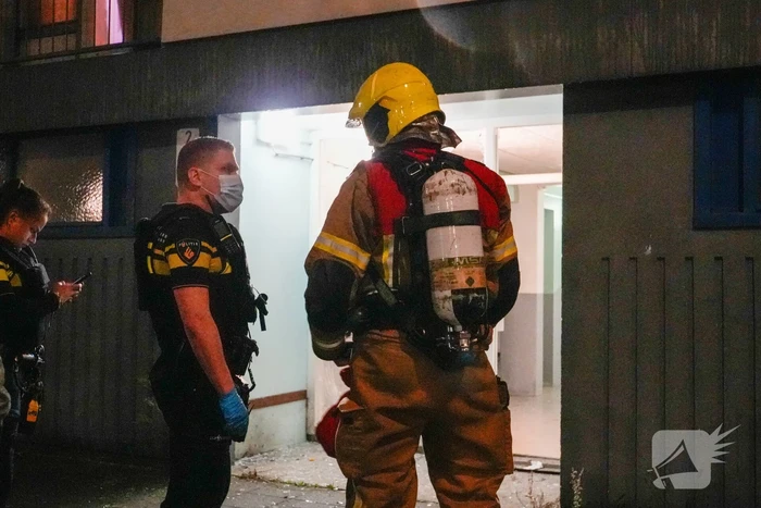 Politie doet onderzoek naar explosie bij portiek