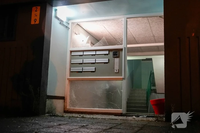 Politie doet onderzoek naar explosie bij portiek