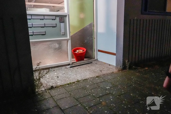 Politie doet onderzoek naar explosie bij portiek