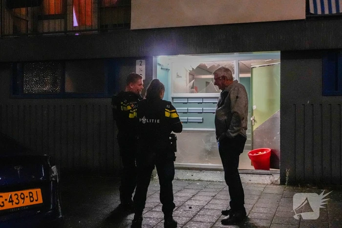 Politie doet onderzoek naar explosie bij portiek