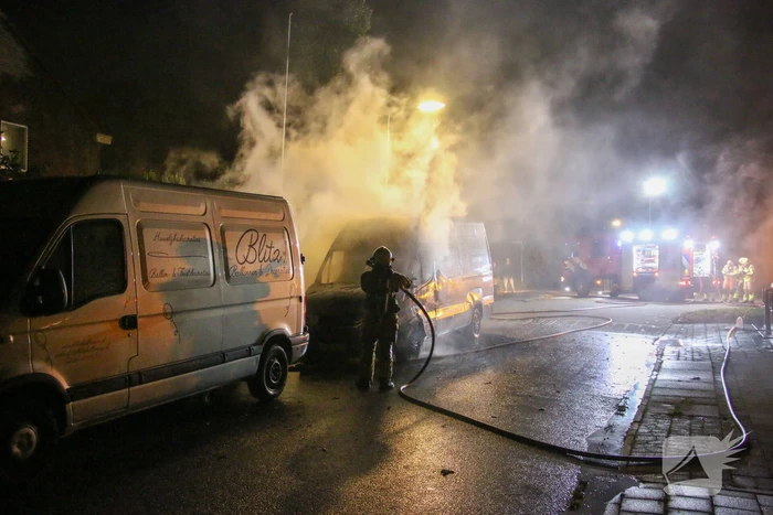 Bestelbus verwoest bij brand