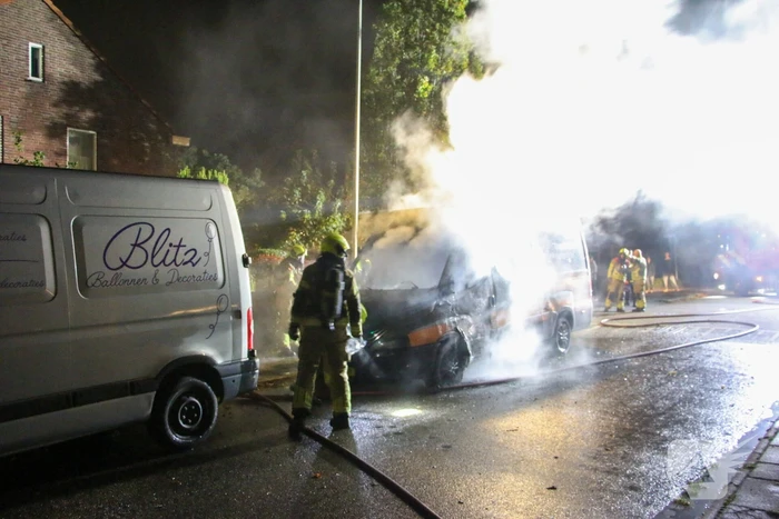 Bestelbus verwoest bij brand