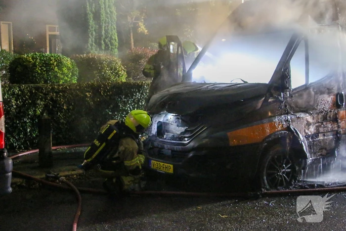 Bestelbus verwoest bij brand