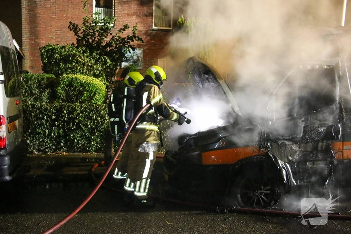 Bestelbus verwoest bij brand
