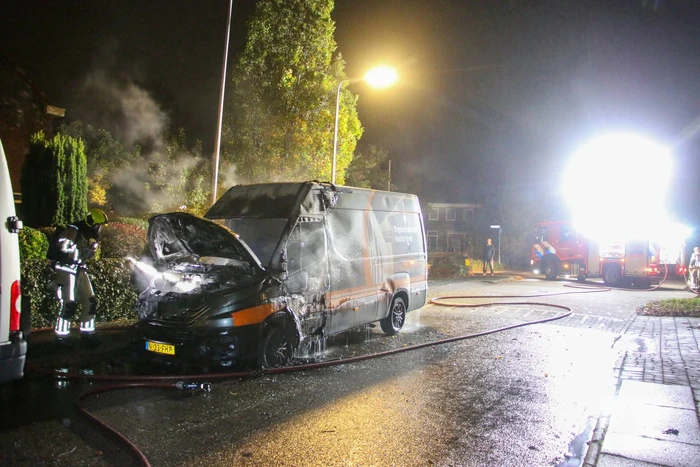 Bestelbus verwoest bij brand