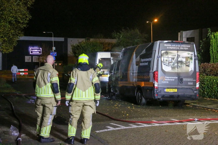 Bestelbus verwoest bij brand
