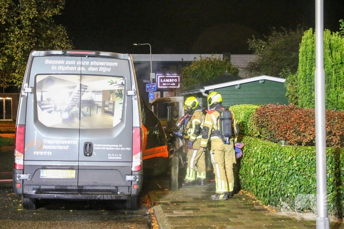 Bestelbus verwoest bij brand