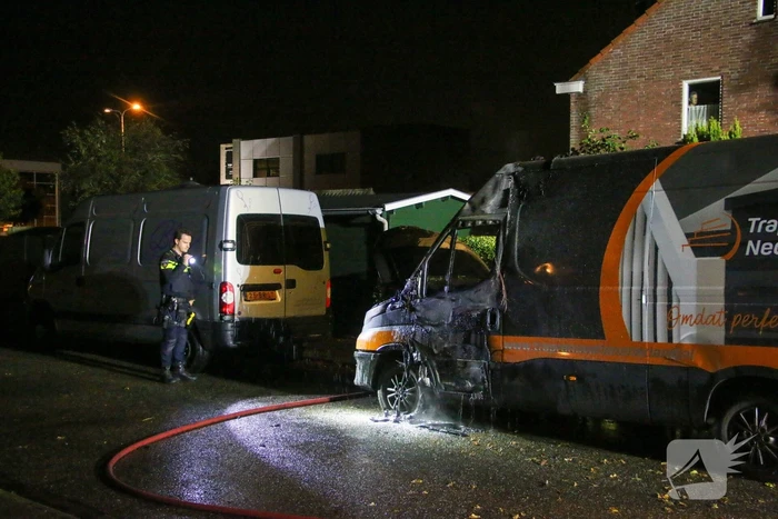 Bestelbus verwoest bij brand