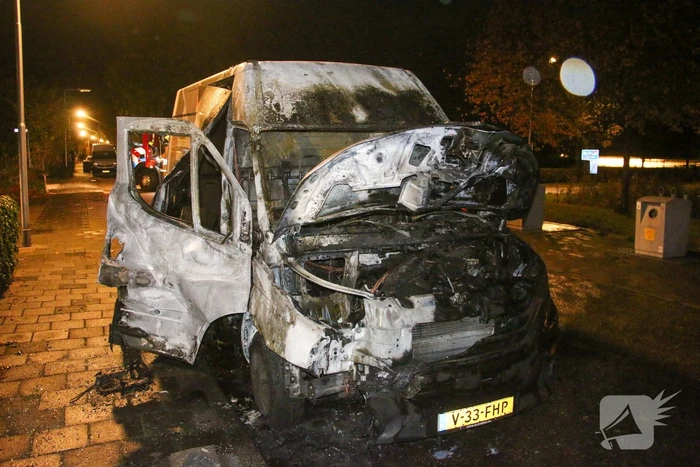 Bestelbus verwoest bij brand