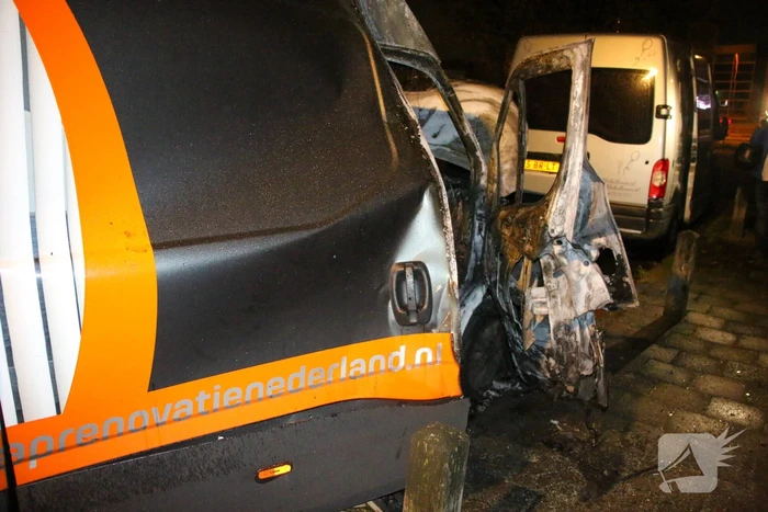 Bestelbus verwoest bij brand