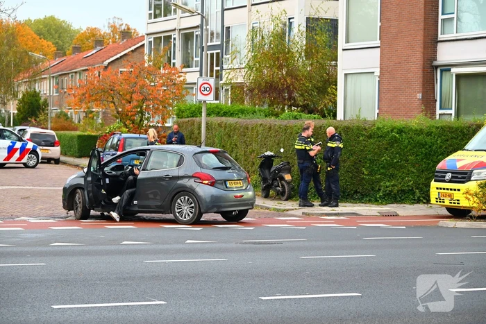 Scooterrijder gewond na ongeval met afslaande auto