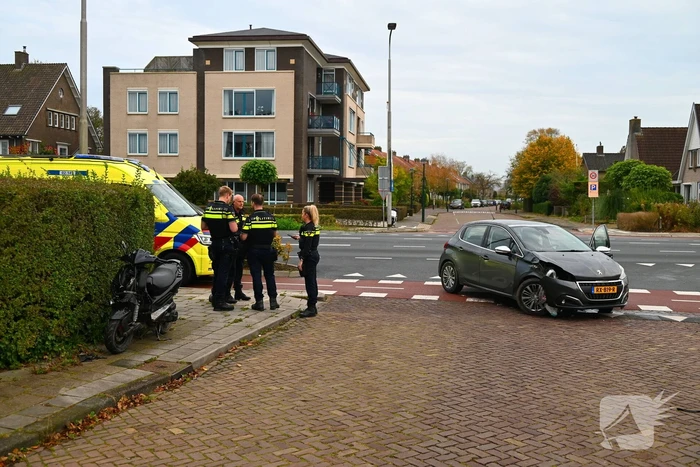 Scooterrijder gewond na ongeval met afslaande auto