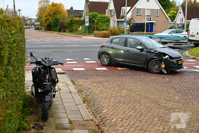 Scooterrijder gewond na ongeval met afslaande auto