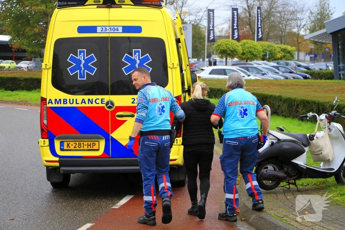Scooterrijder valt op rotonde
