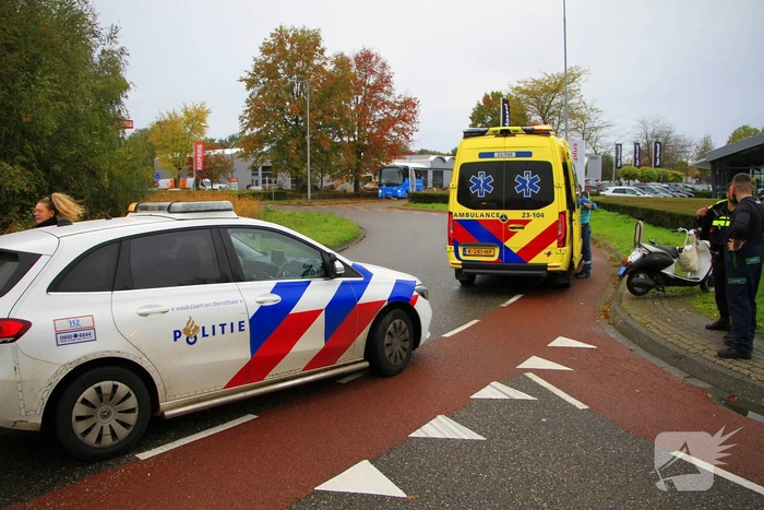 Scooterrijder valt op rotonde