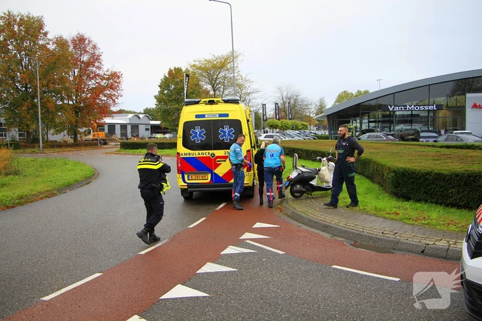 Scooterrijder valt op rotonde